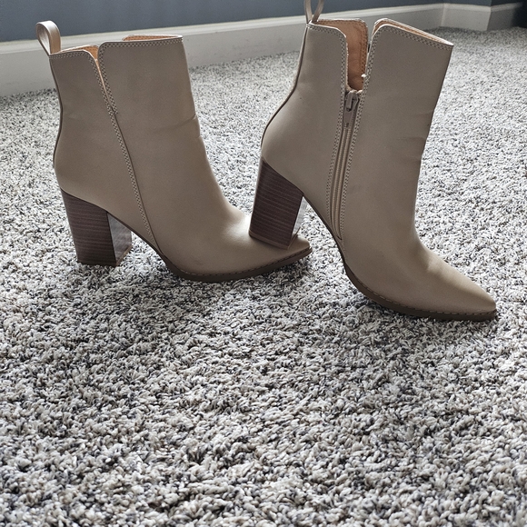 Shoes - Elegant Tan Ankle Boots